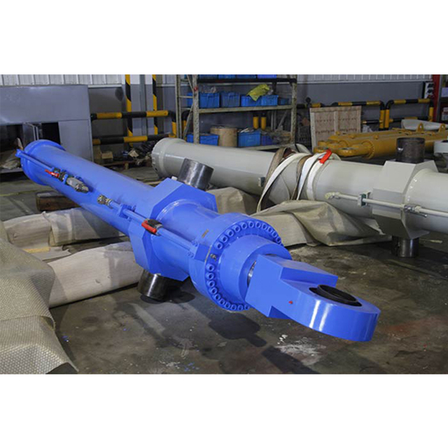 Thermal-shock resistant hydraulic ram for industrial electric furnaces