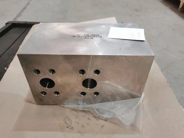 Precision Hydraulic Valve Manifold Block for Industrial Fluid Systems
