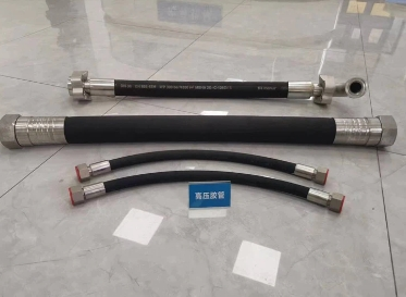 High-pressure hydraulic rubber hose assembly with 4-wire braid reinforcement